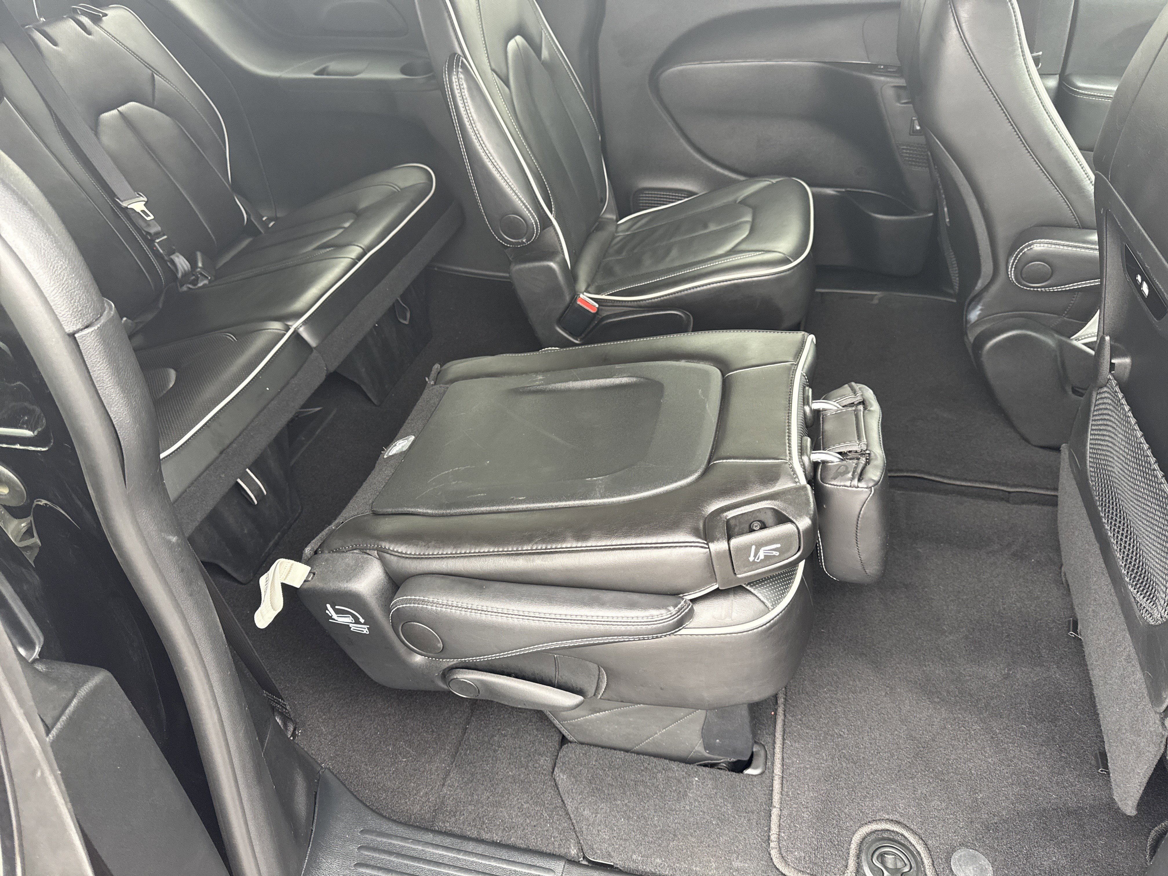 Used 2025 Chrysler Pacifica Limited image 15