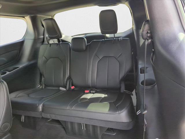 New 2025 Chrysler Pacifica Select AWD/4WD image 16