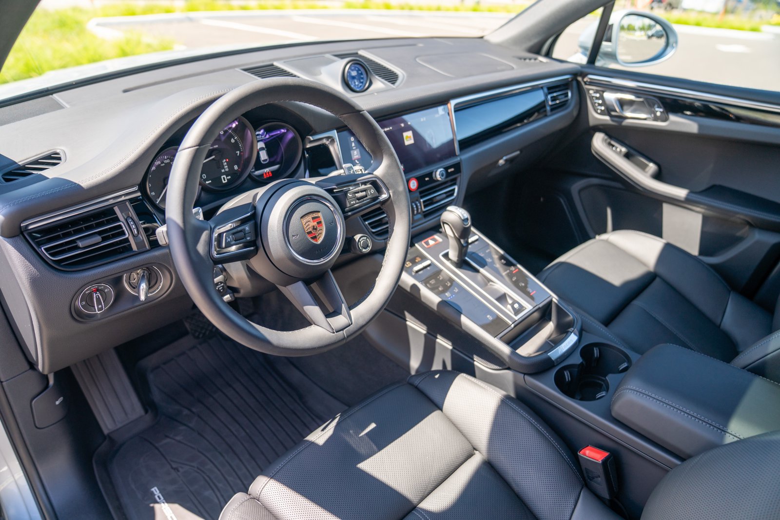 Certified 2026 Porsche Macan AWD/4WD image 4