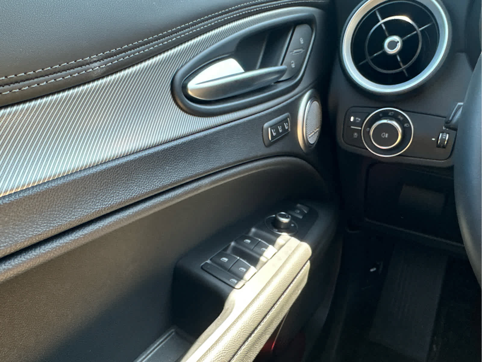 Used 2023 Alfa Romeo Stelvio Veloce AWD/4WD image 13