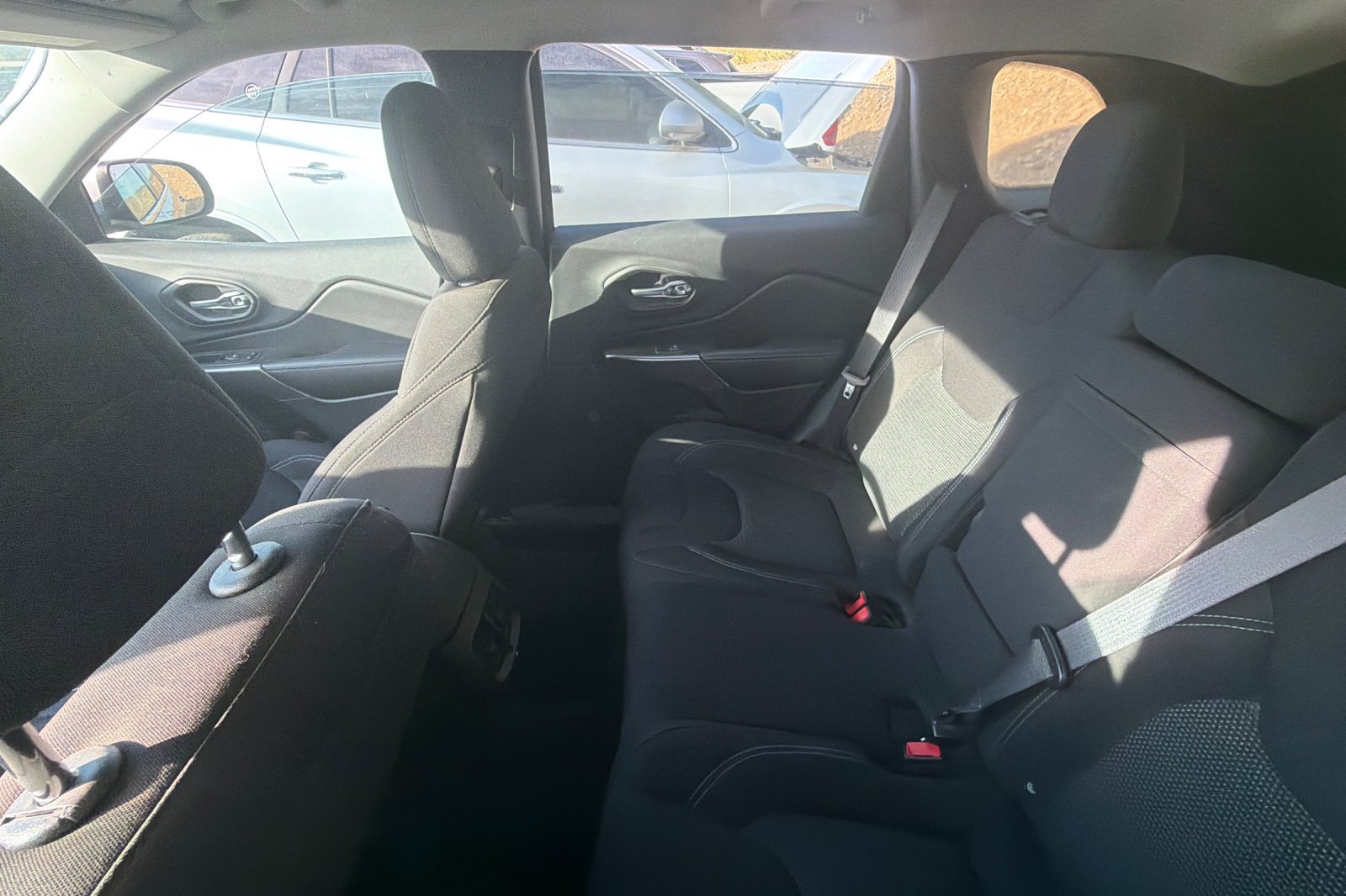 Used 2019 Jeep Cherokee Latitude w/ Popular Appearance Group AWD/4WD image 4