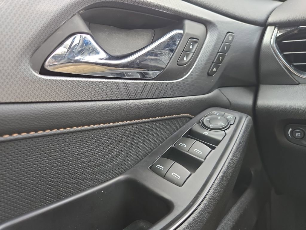 Used 2018 Chevrolet Traverse Premier image 24