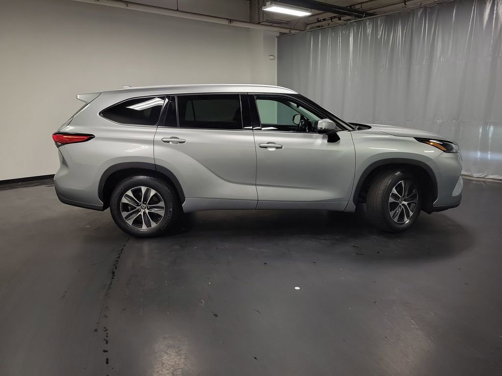 Used 2022 Toyota Highlander XLE FWD image 9