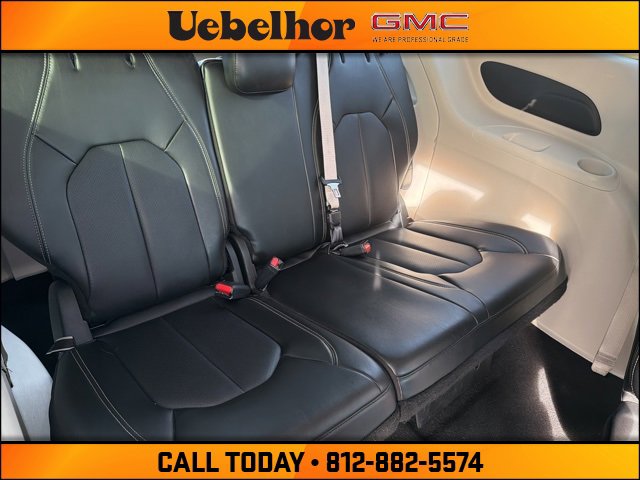 Used 2024 Chrysler Pacifica Touring-L image 9