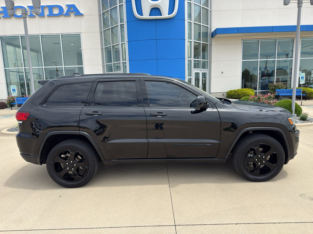 Used 2018 Jeep Grand Cherokee Laredo AWD/4WD image 4