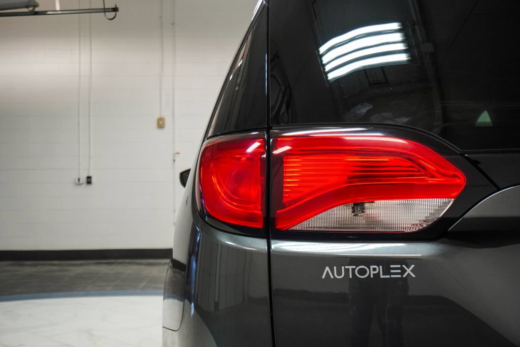 Used 2020 Chrysler Pacifica Touring-L FWD image 33