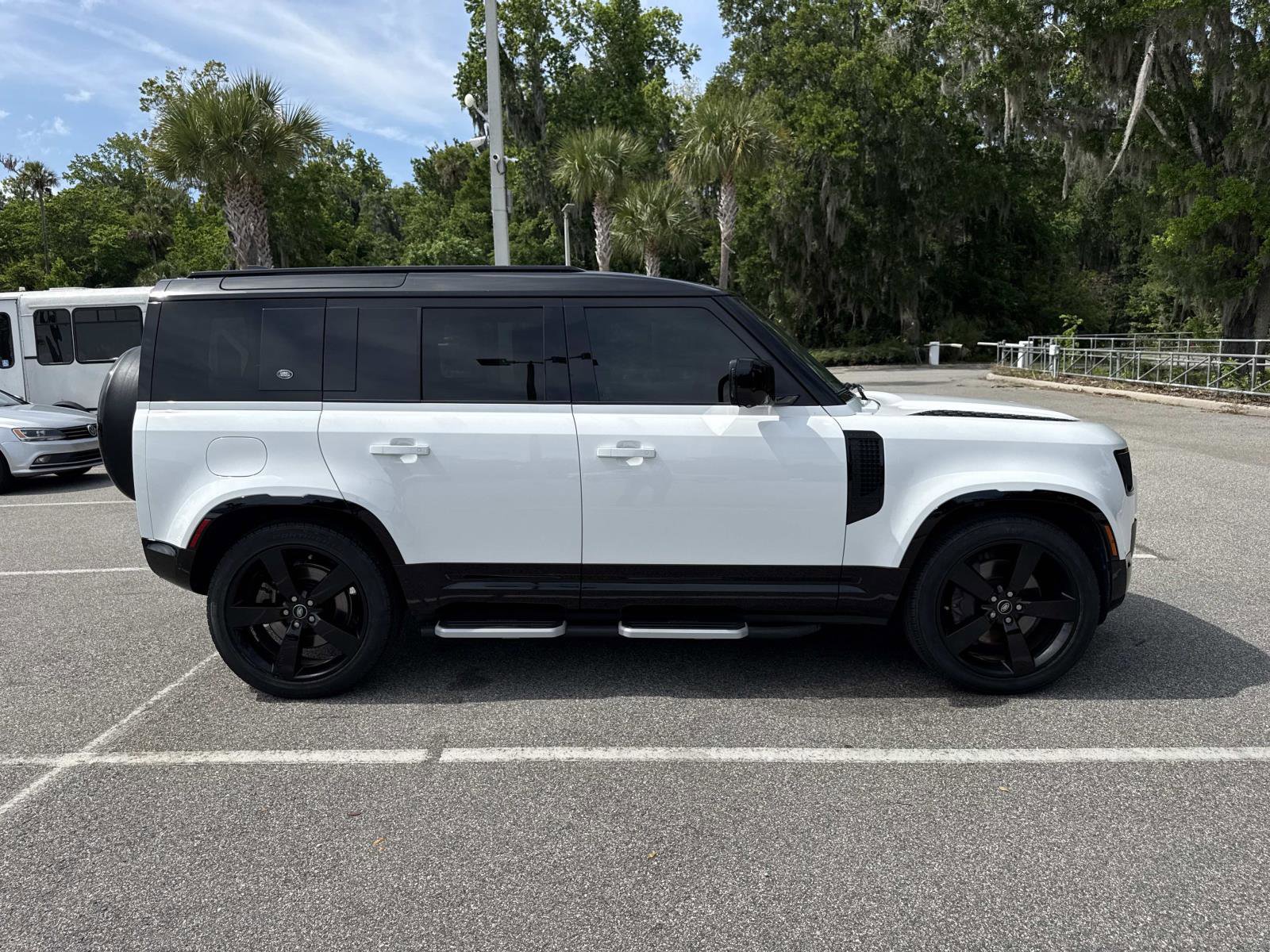 Used 2023 Land Rover Defender 110 X-Dynamic SE AWD/4WD image 4