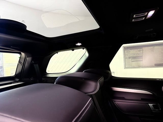 Certified 2025 Land Rover Discovery Dynamic SE image 40