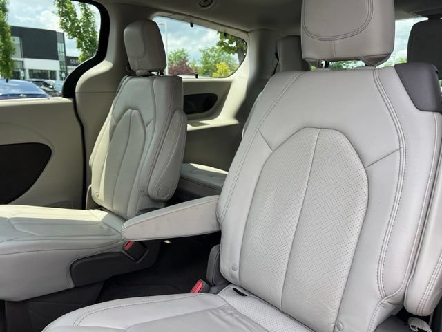 Used 2020 Chrysler Pacifica Touring-L Plus w/ Tire & Wheel Group FWD image 31