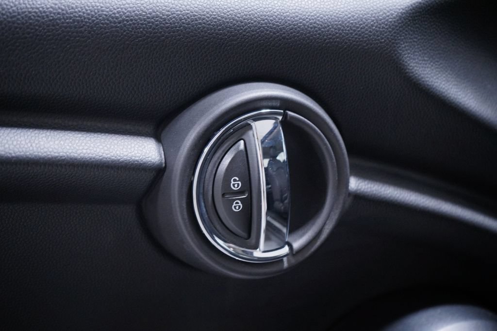 Used 2024 MINI Cooper 2-Door Hardtop FWD image 19