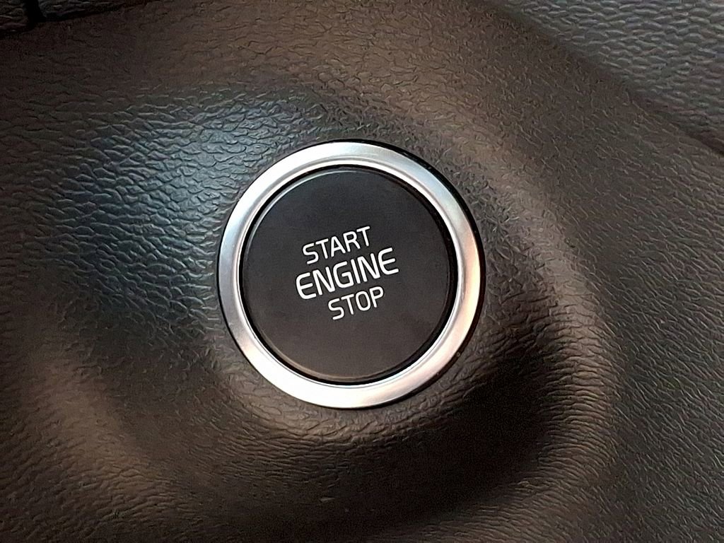 Used 2024 Volvo XC40 B5 Plus image 24