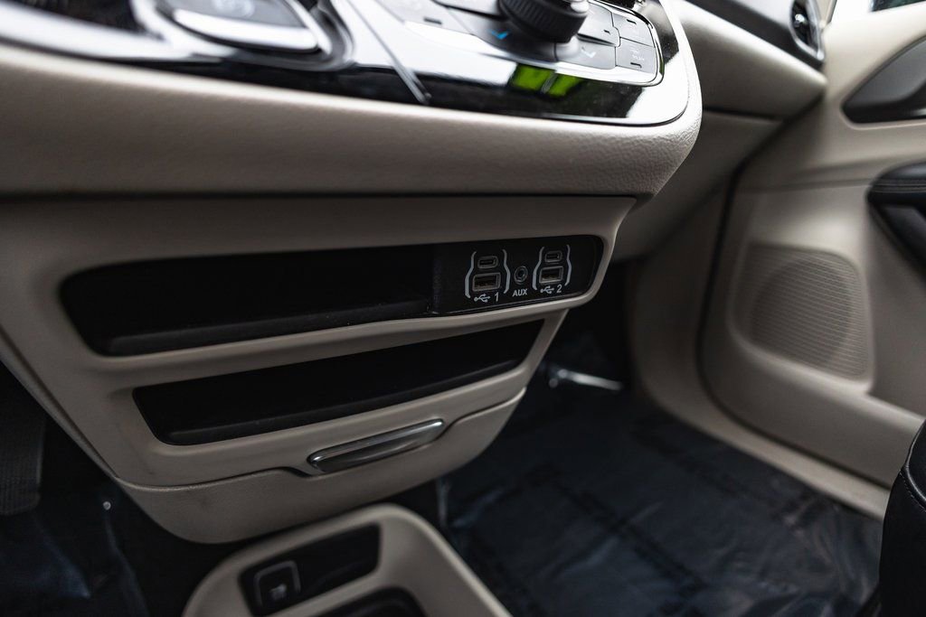 Used 2024 Chrysler Pacifica Touring-L image 19