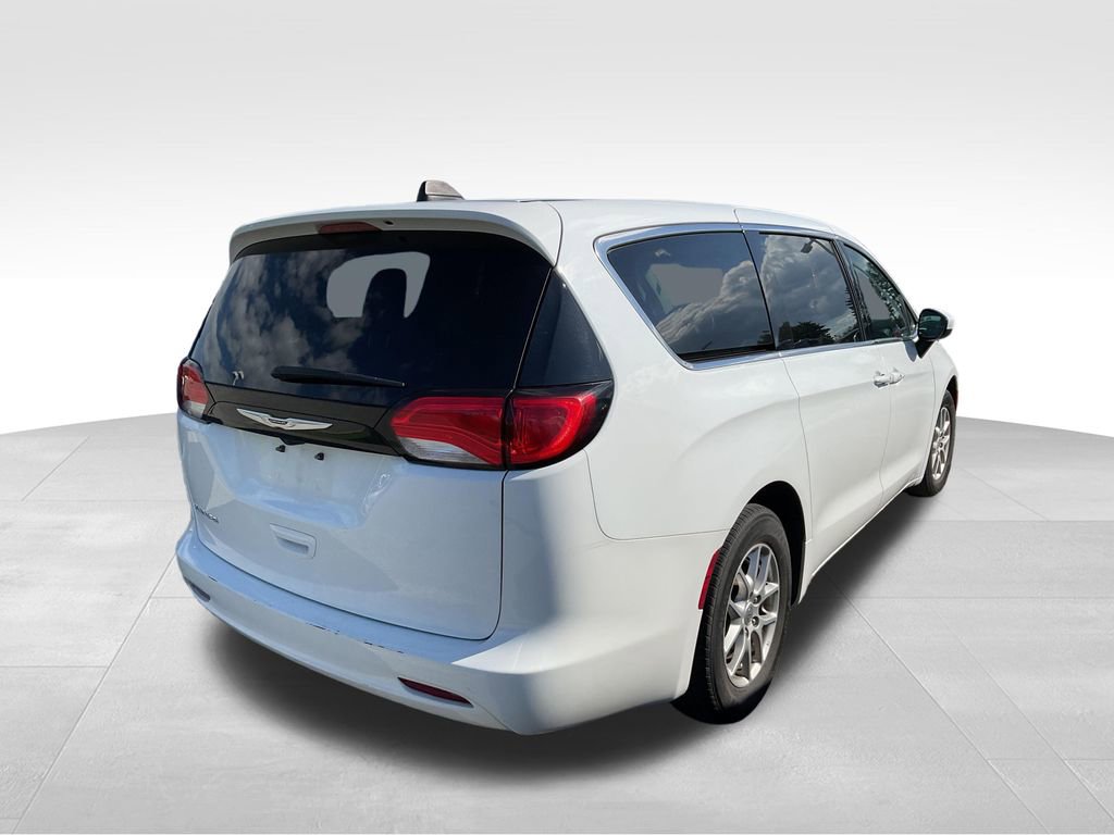 Used 2023 Chrysler Voyager LX FWD image 9