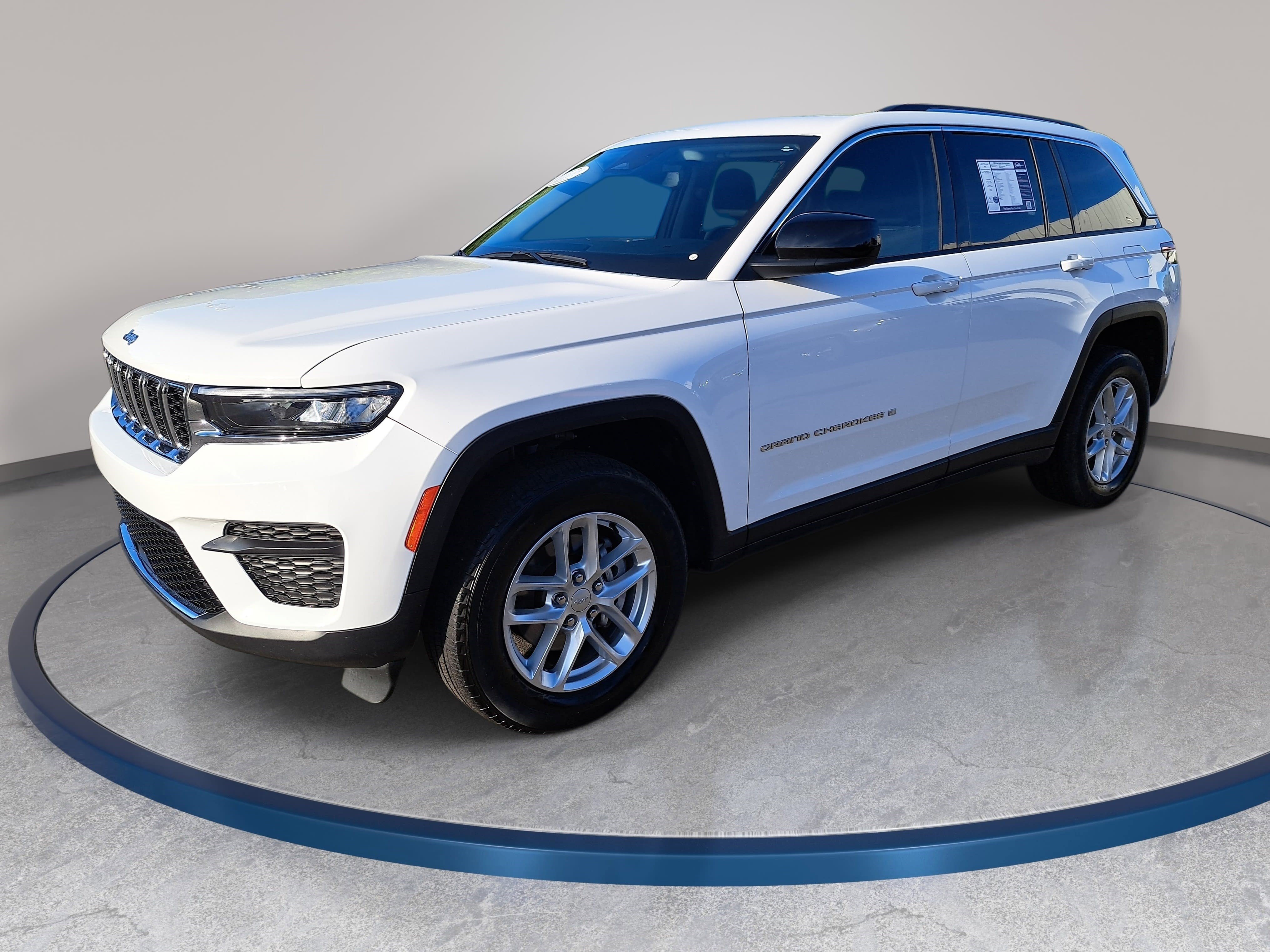 Used 2023 Jeep Grand Cherokee Laredo image 1
