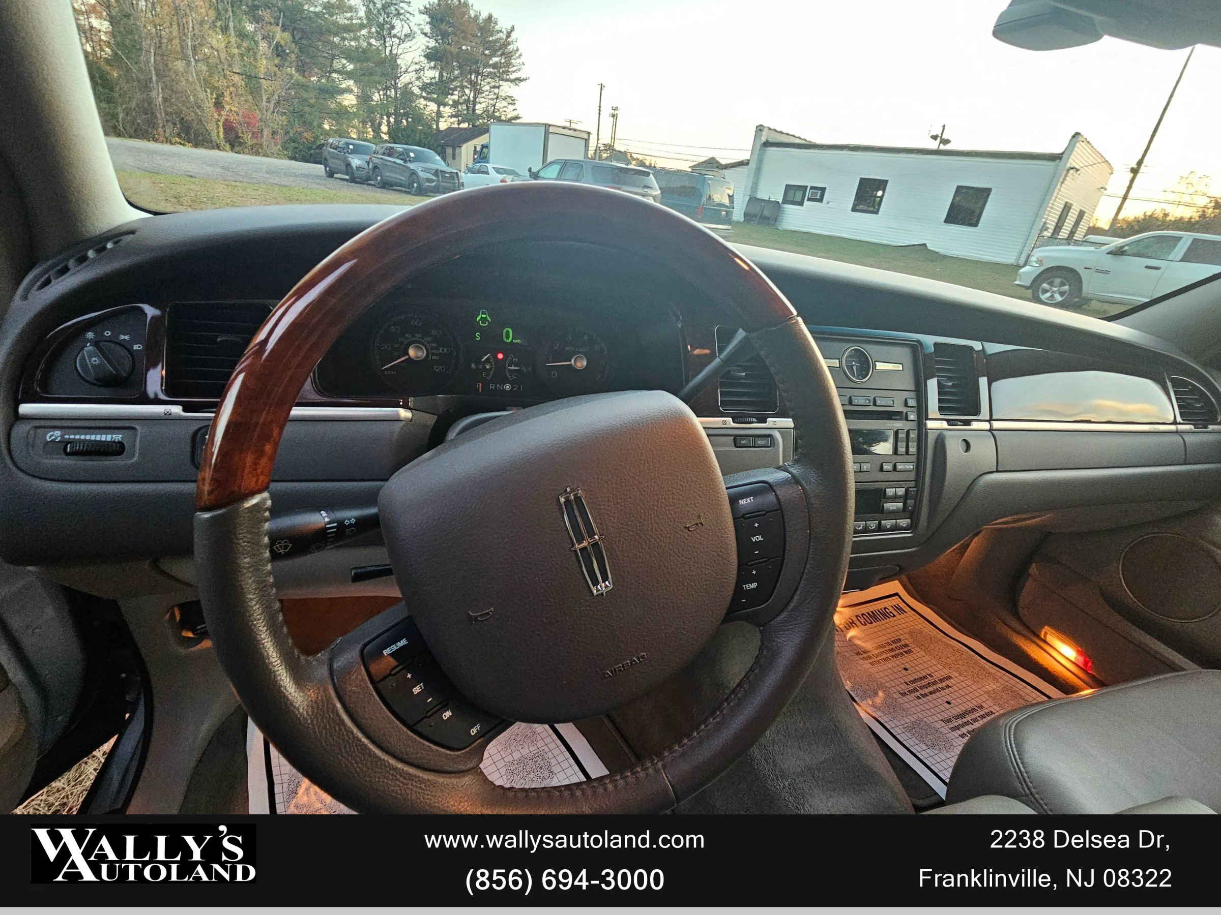Used 2009 Lincoln Town Car Signature Limited image 27