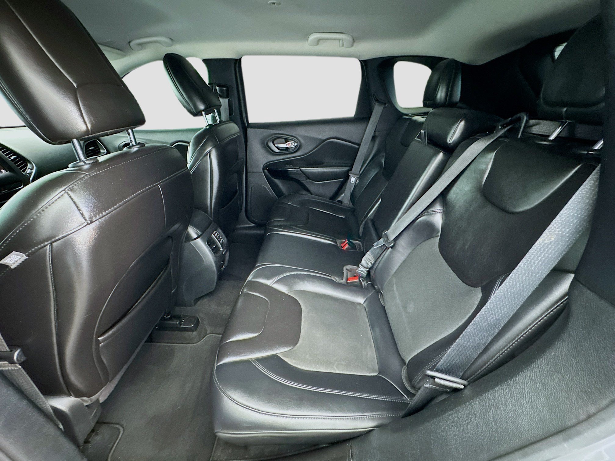 Used 2019 Jeep Cherokee Latitude Plus FWD image 15