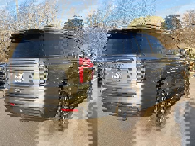 Used 2022 Chevrolet Suburban Z71 image 3
