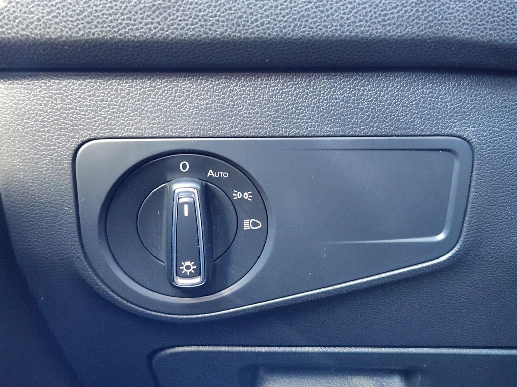 Used 2020 Volkswagen Tiguan SE w/ Panoramic Sunroof Package image 16