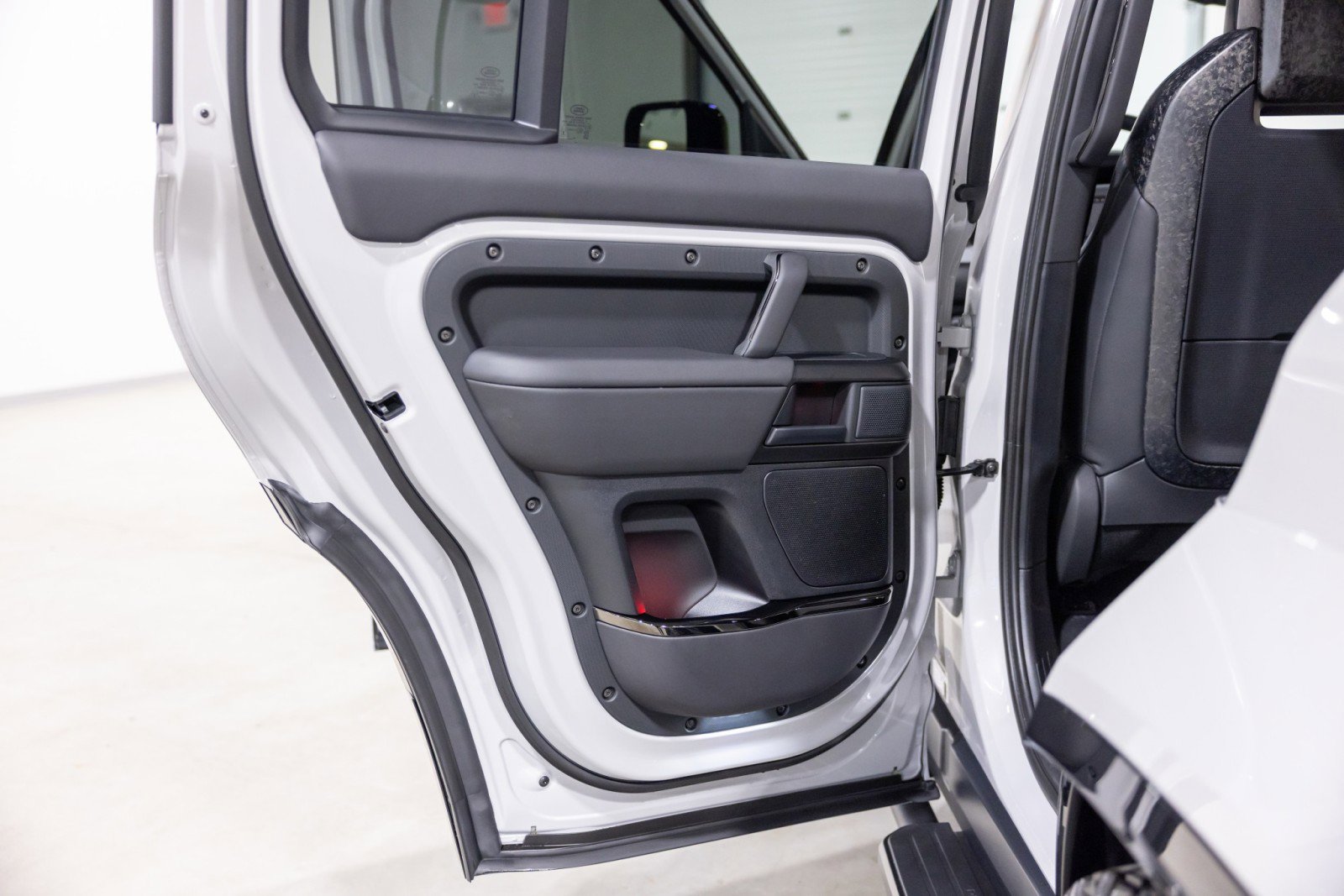 Used 2026 Land Rover Defender 110 OCTA image 34