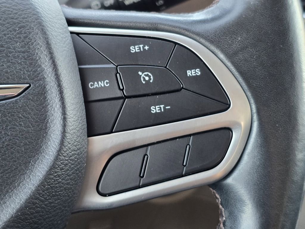 Used 2018 Chrysler Pacifica Touring-L FWD image 15