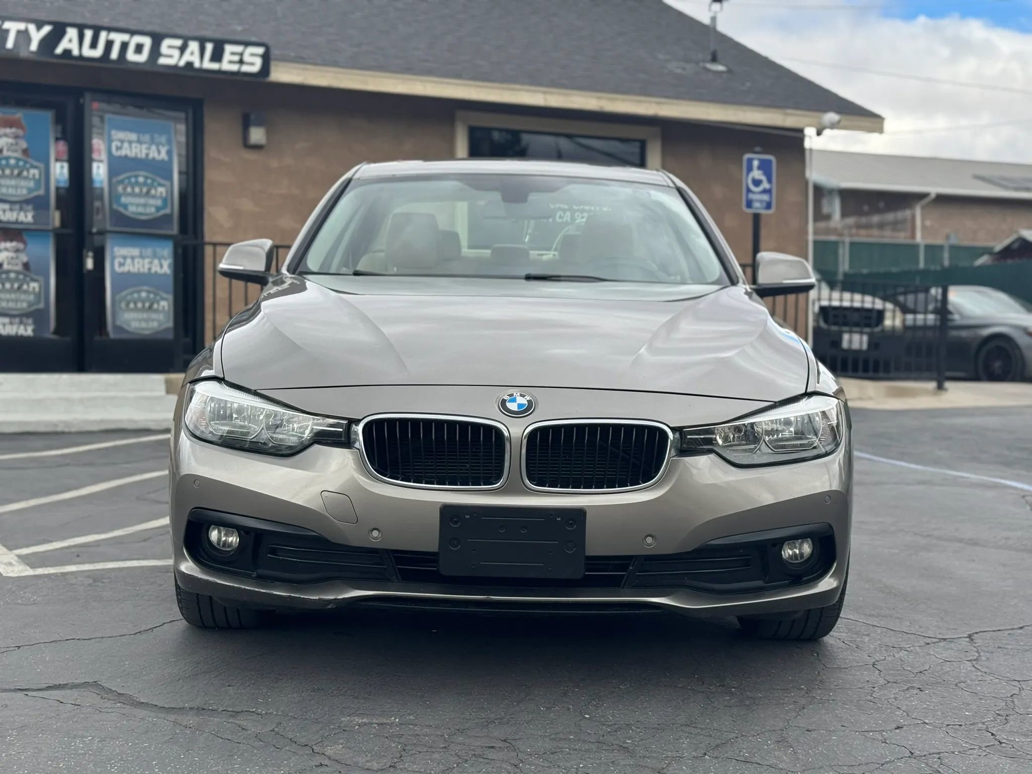 Used 2016 BMW 320i Sedan RWD image 2