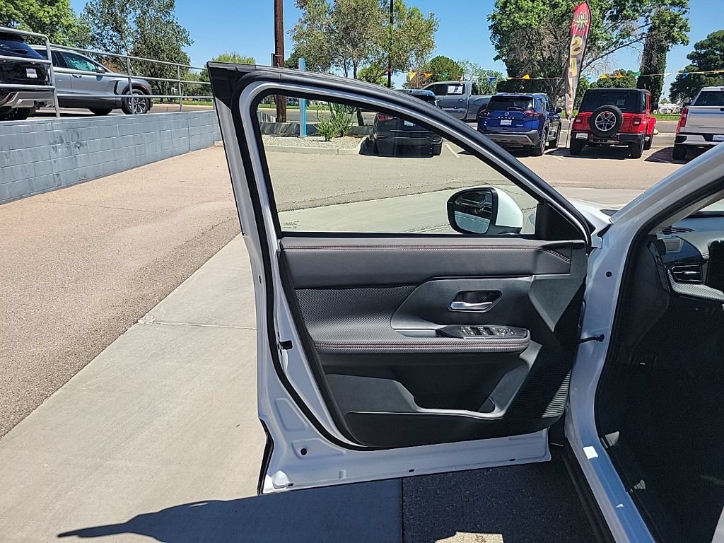 New 2025 Nissan Kicks SR FWD image 11