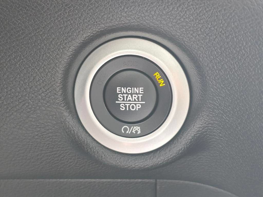 Used 2025 Chrysler Pacifica Select FWD image 18