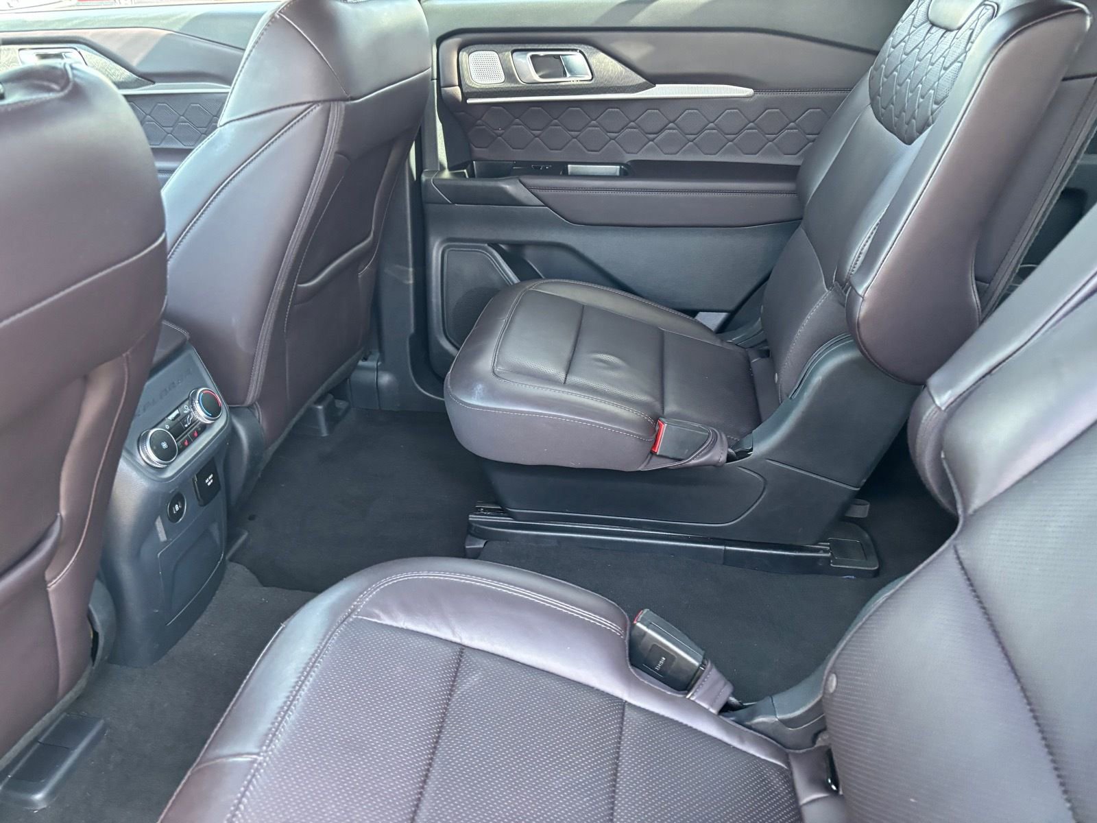 Used 2025 Ford Explorer Platinum w/ LUX Leather Package image 18