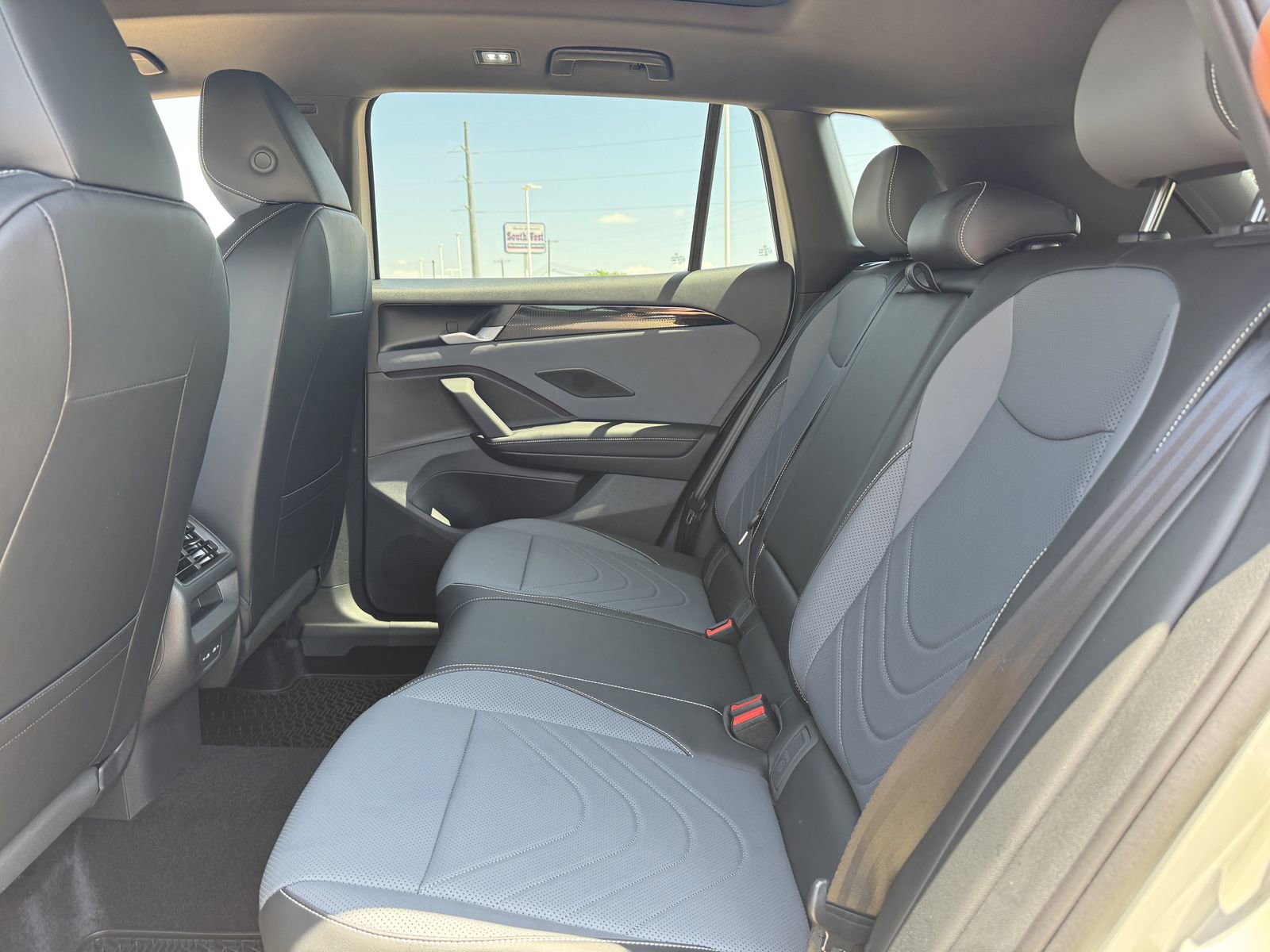 New 2026 Volkswagen Tiguan SE R-Line FWD image 28