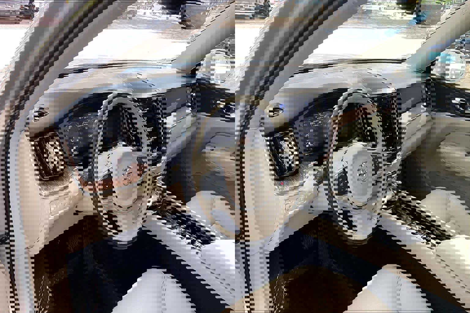 Used 2021 Volvo XC60 T6 Momentum image 18