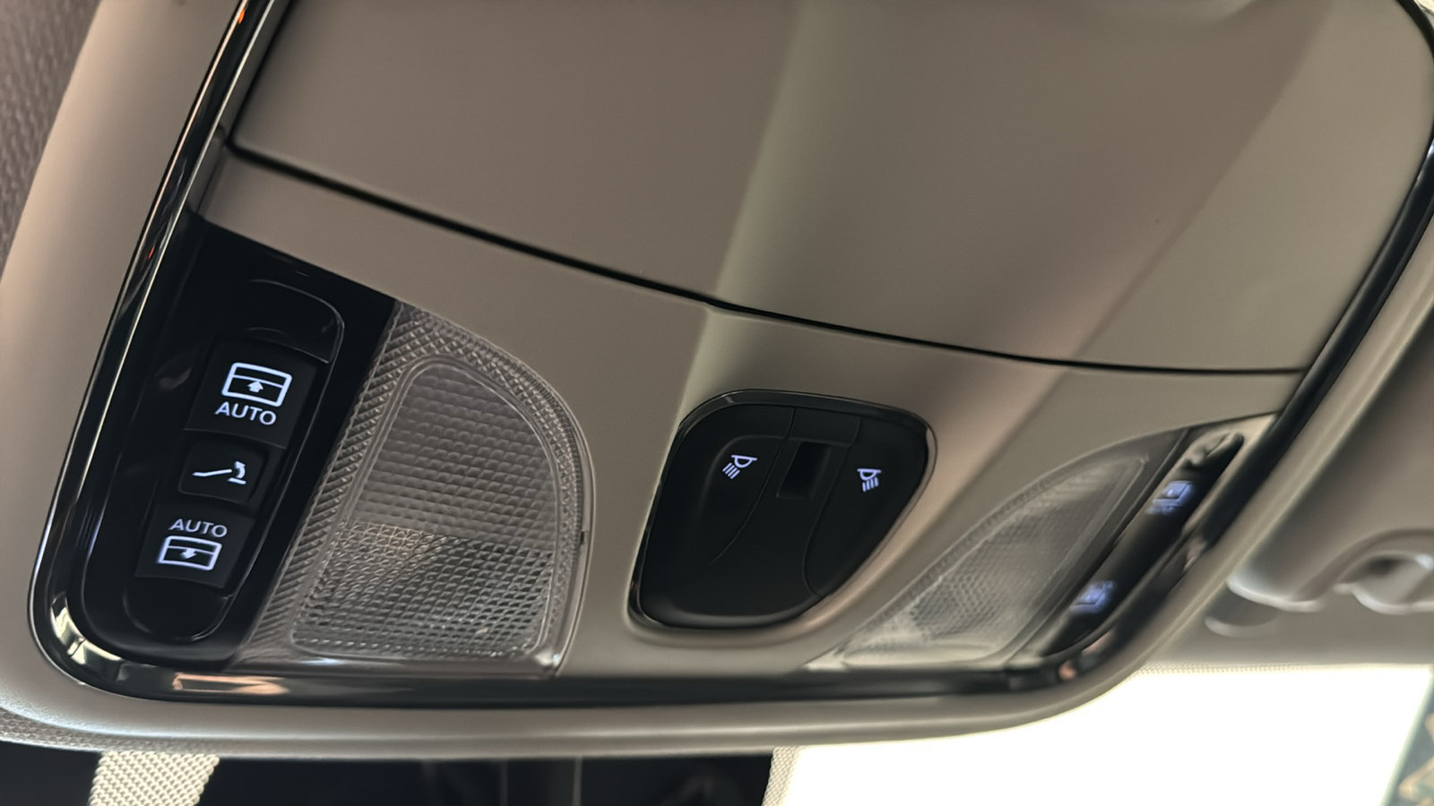 Used 2021 Jeep Cherokee Latitude Lux w/ Sun & Sound Group AWD/4WD image 19
