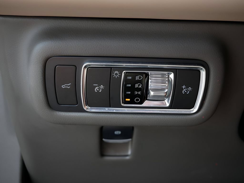 Used 2025 Lincoln Nautilus Reserve AWD/4WD image 17