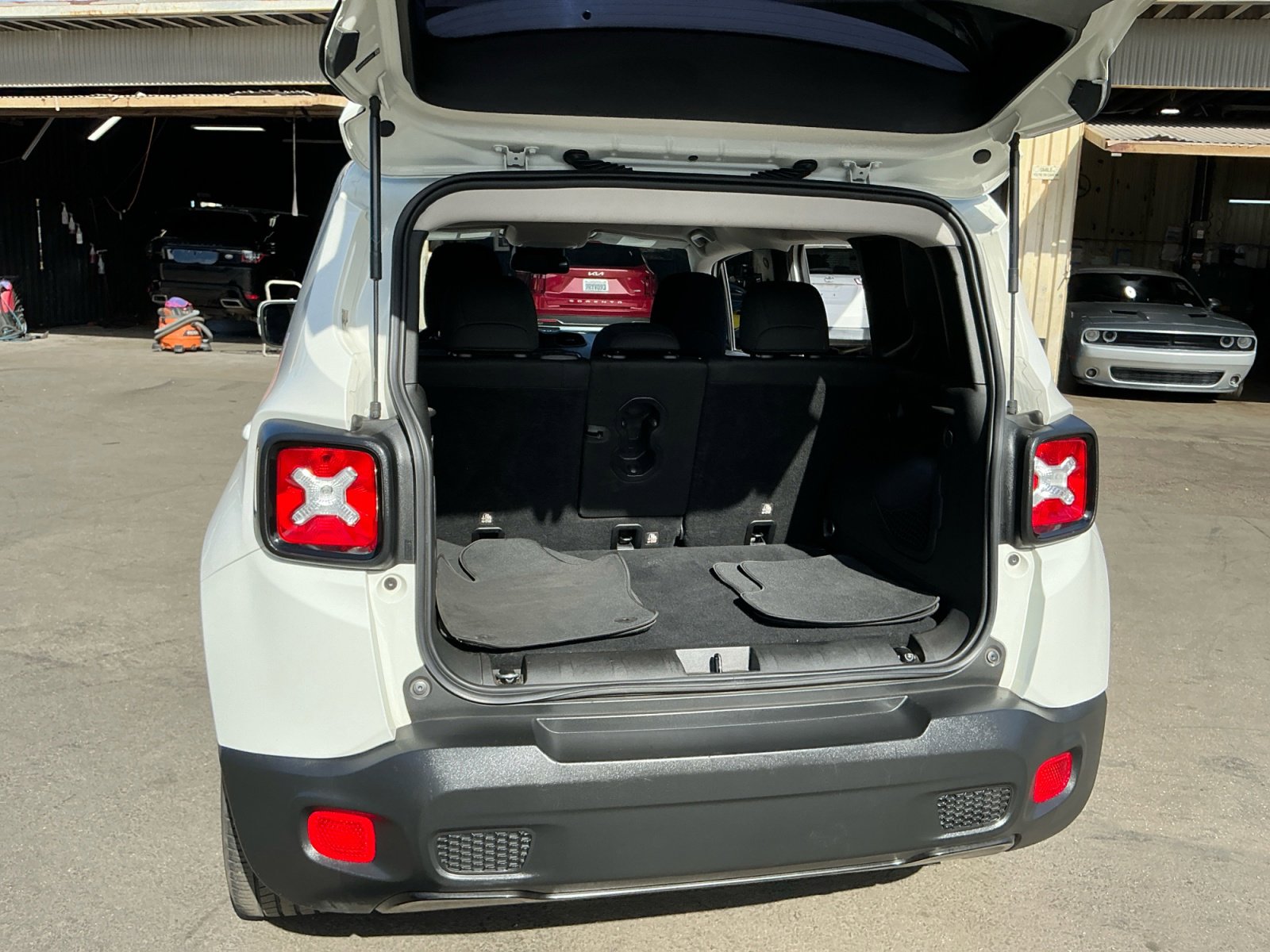 Used 2019 Jeep Renegade Altitude w/ Quick Order Package 2XM FWD image 24