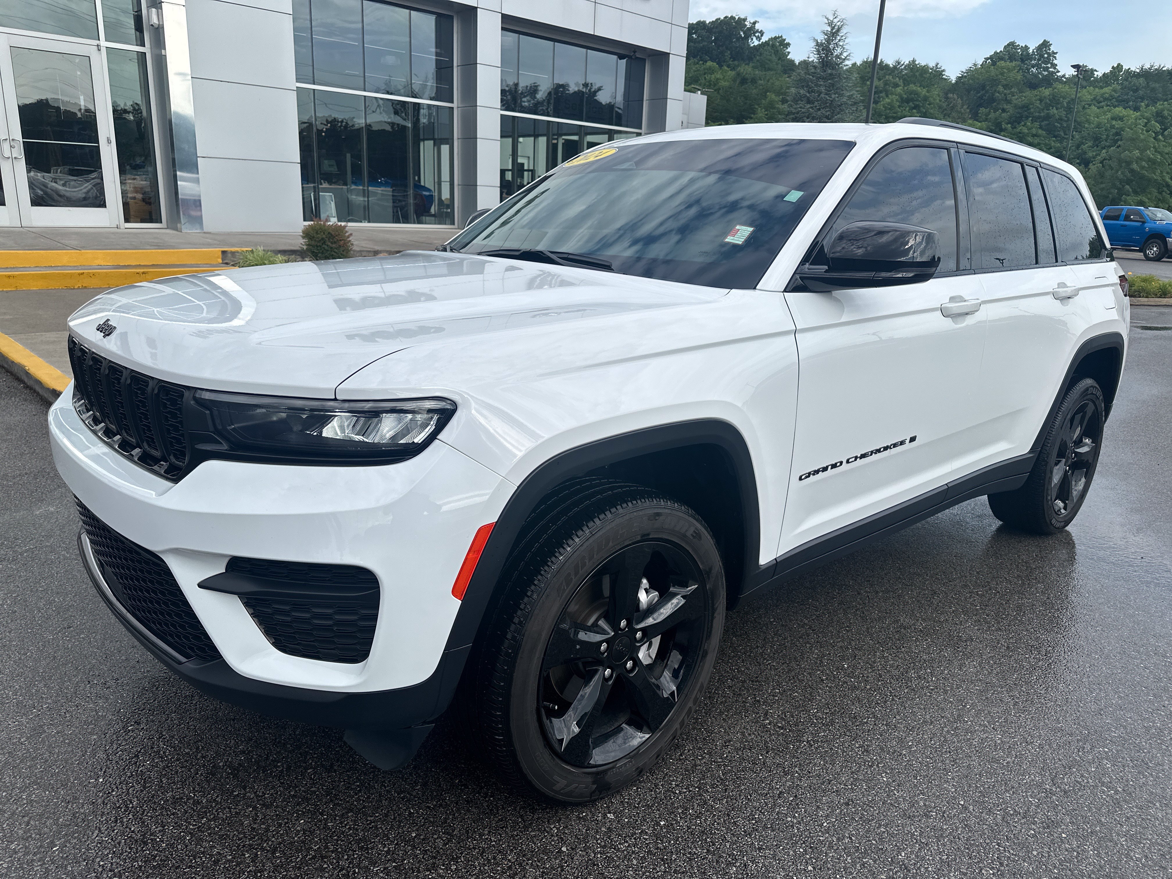 Used 2024 Jeep Grand Cherokee Altitude AWD/4WD image 2