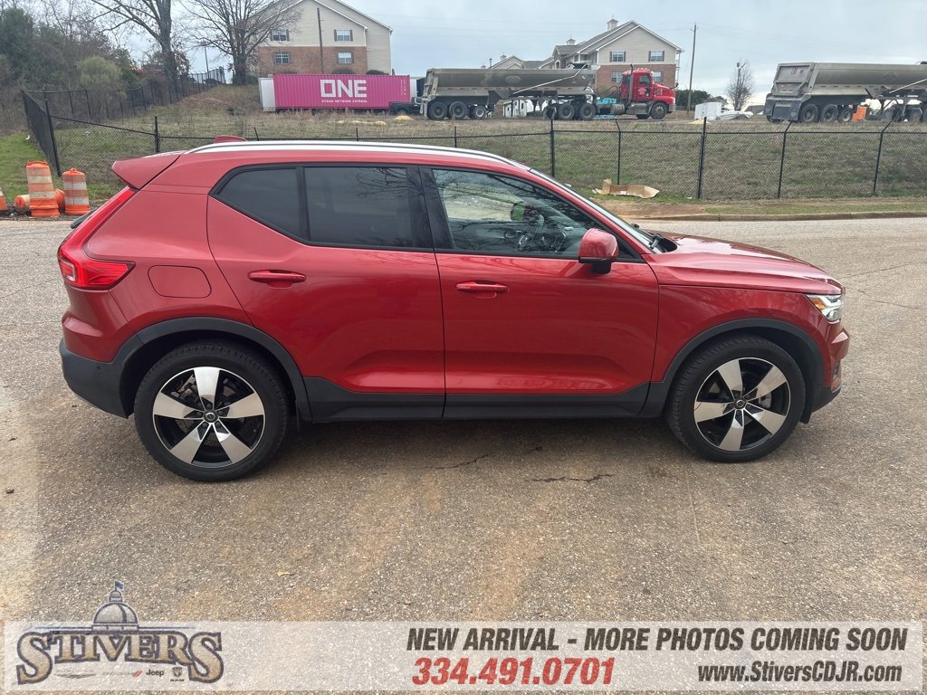 Used 2019 Volvo XC40 T4 Momentum image 3