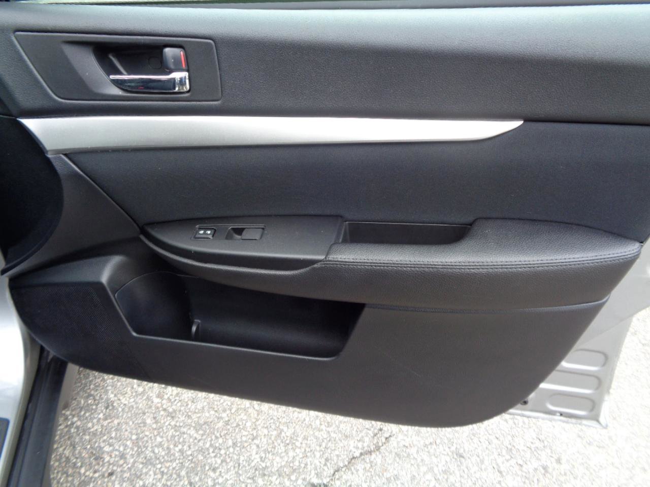 Used 2010 Subaru Outback 2.5i Premium image 25