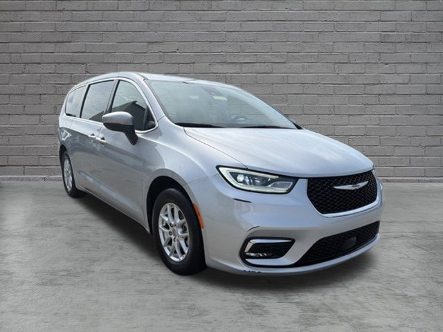 Used 2023 Chrysler Pacifica Touring-L FWD image 7