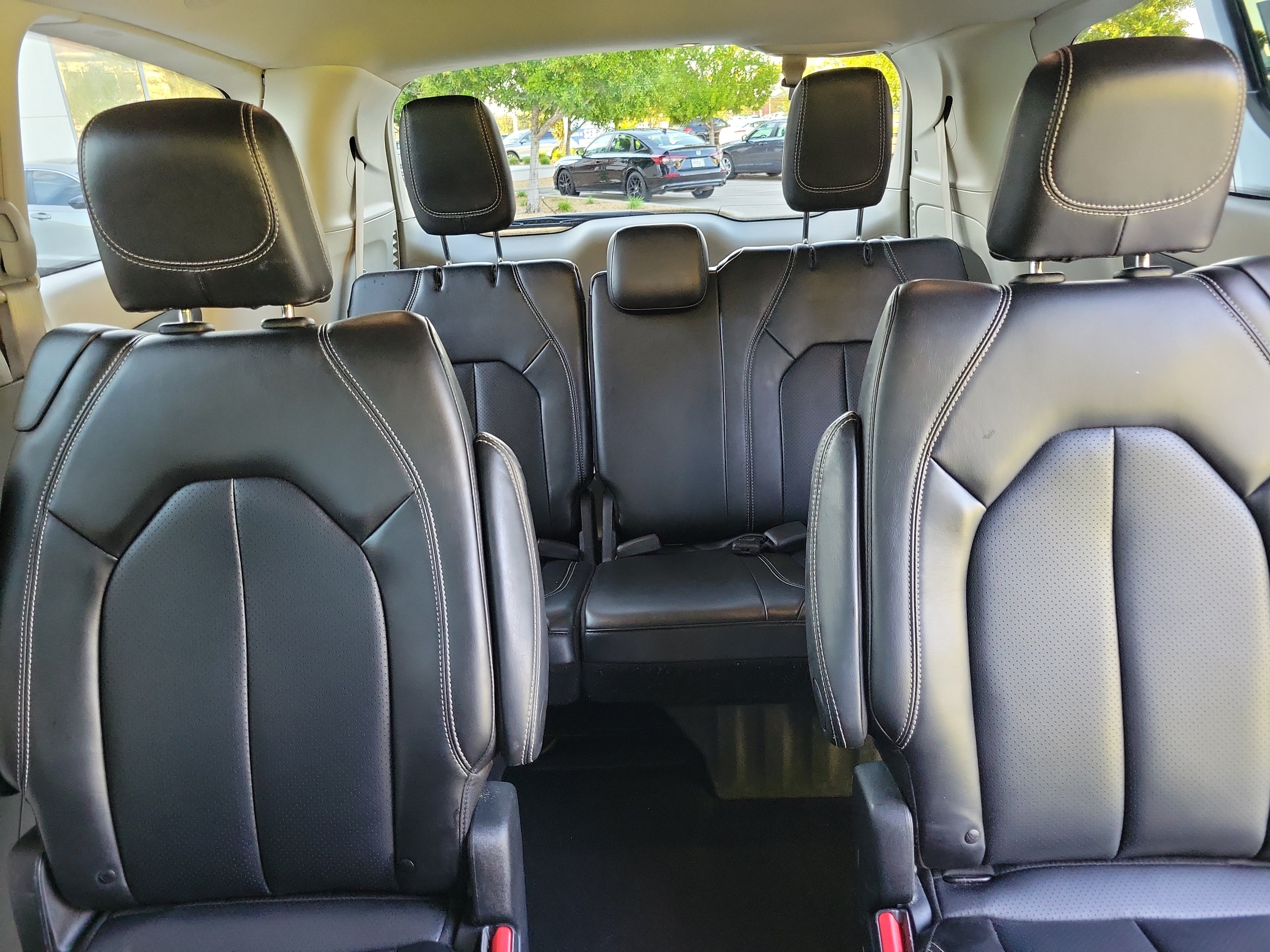 Used 2024 Chrysler Pacifica Touring-L FWD image 15