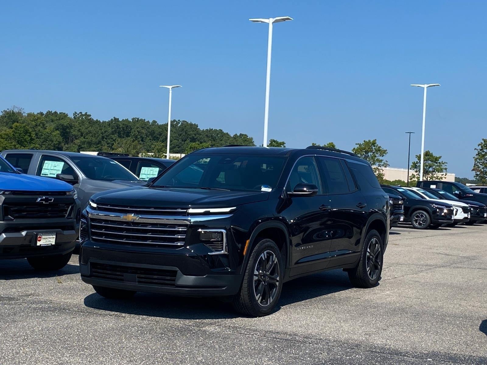 New 2027 Chevrolet Traverse LT w/ Sun and Wheel Package FWD image 2