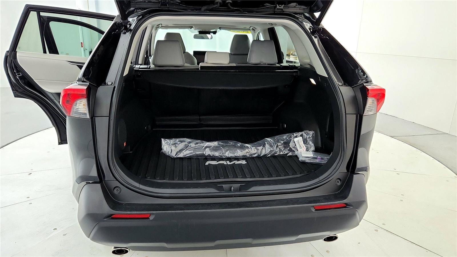 Used 2023 Toyota RAV4 XLE Premium image 28