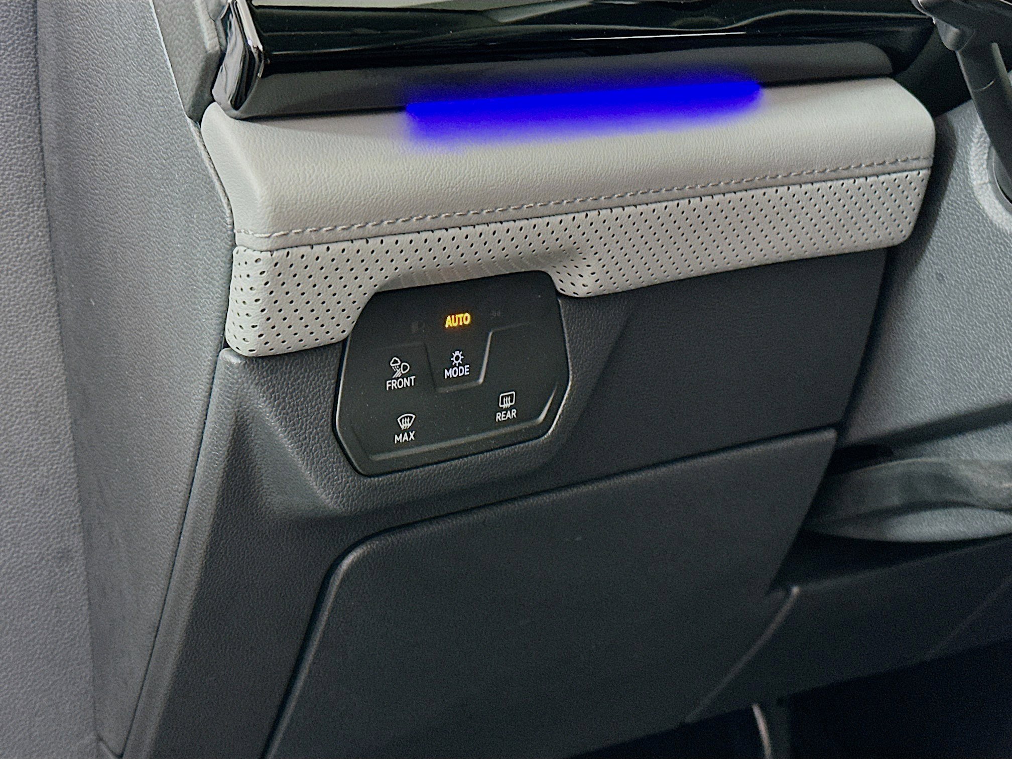 Used 2024 Volkswagen Atlas Peak Edition SE image 17