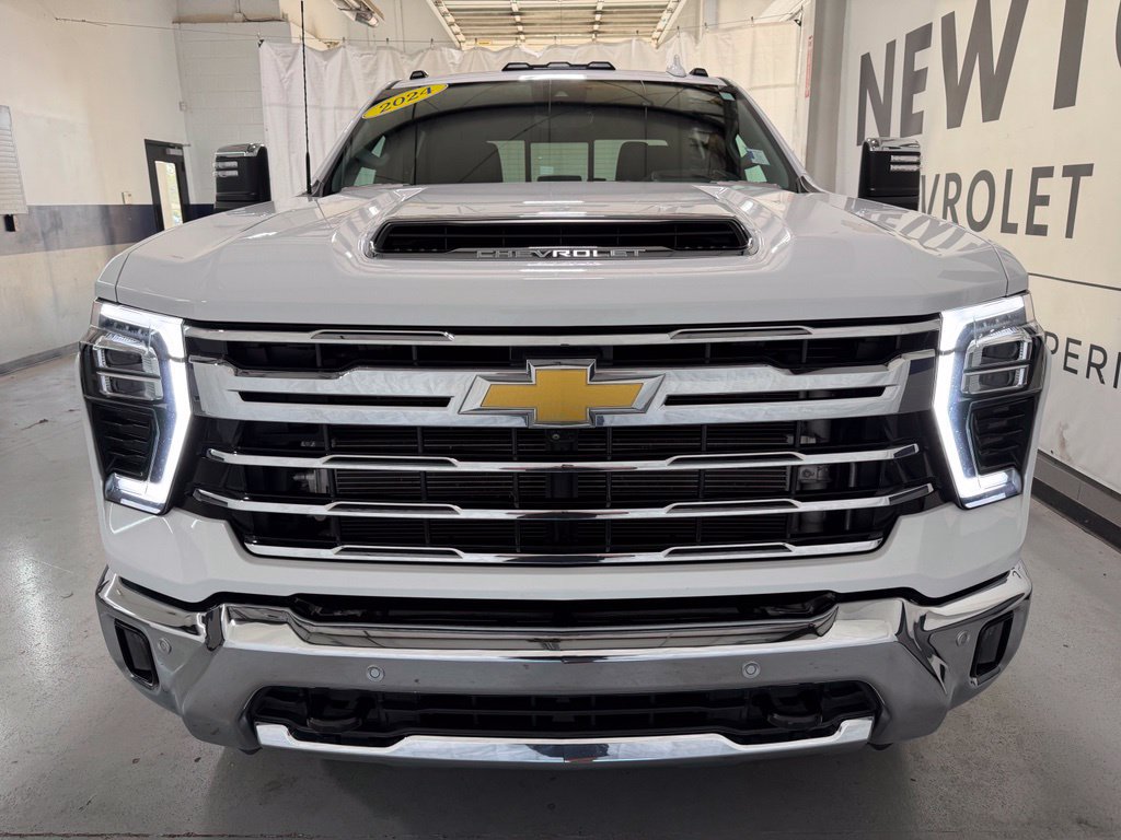 Used 2024 Chevrolet Silverado 3500 LTZ w/ LTZ Plus Package AWD/4WD image 41
