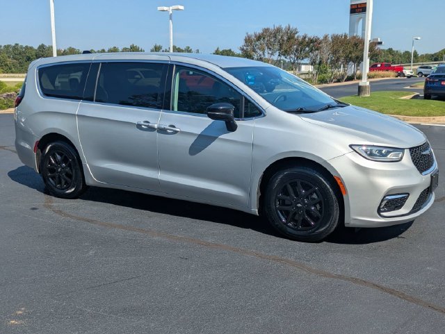 Used 2024 Chrysler Pacifica Touring-L FWD image 2