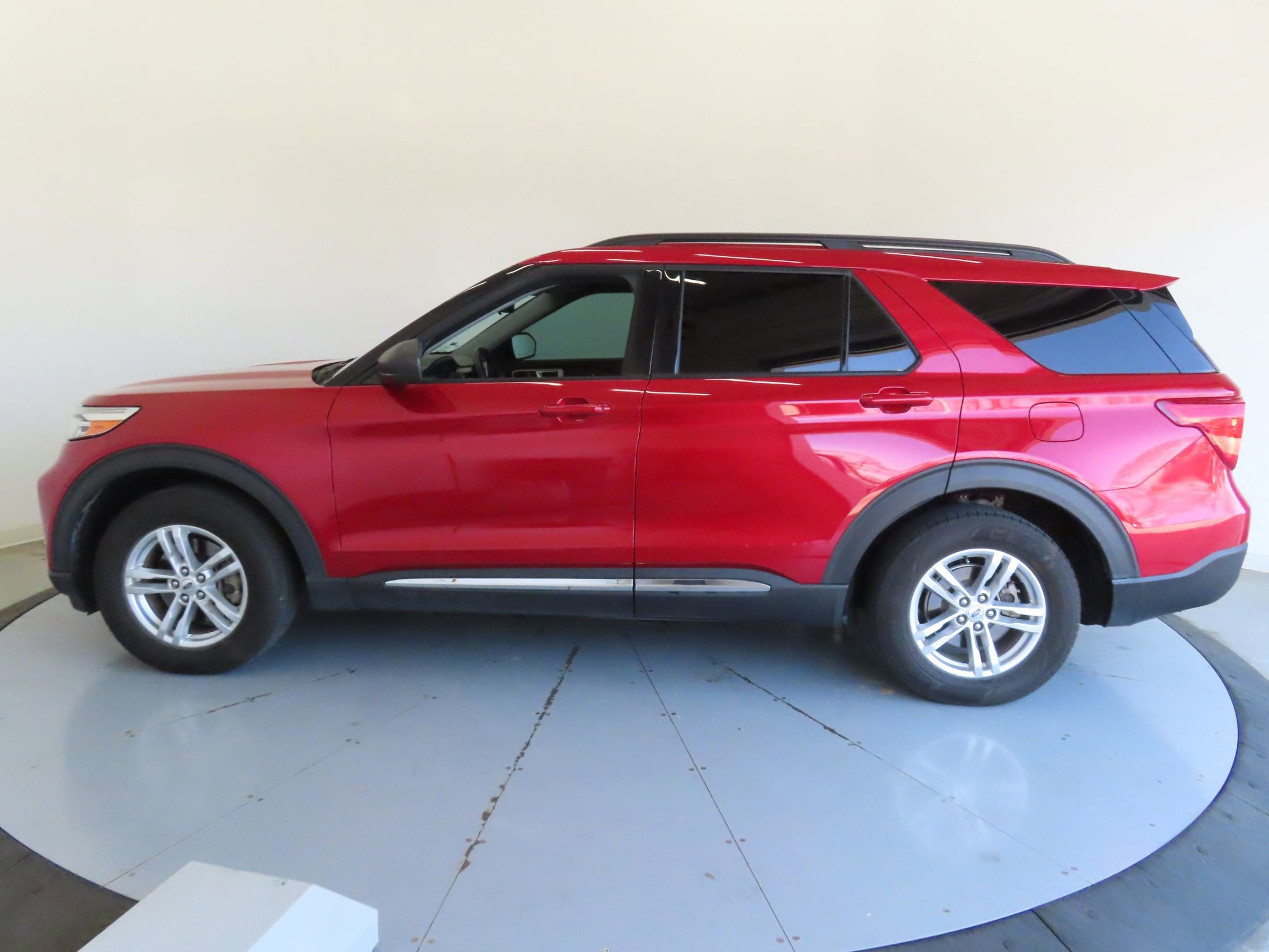 Used 2022 Ford Explorer XLT image 9