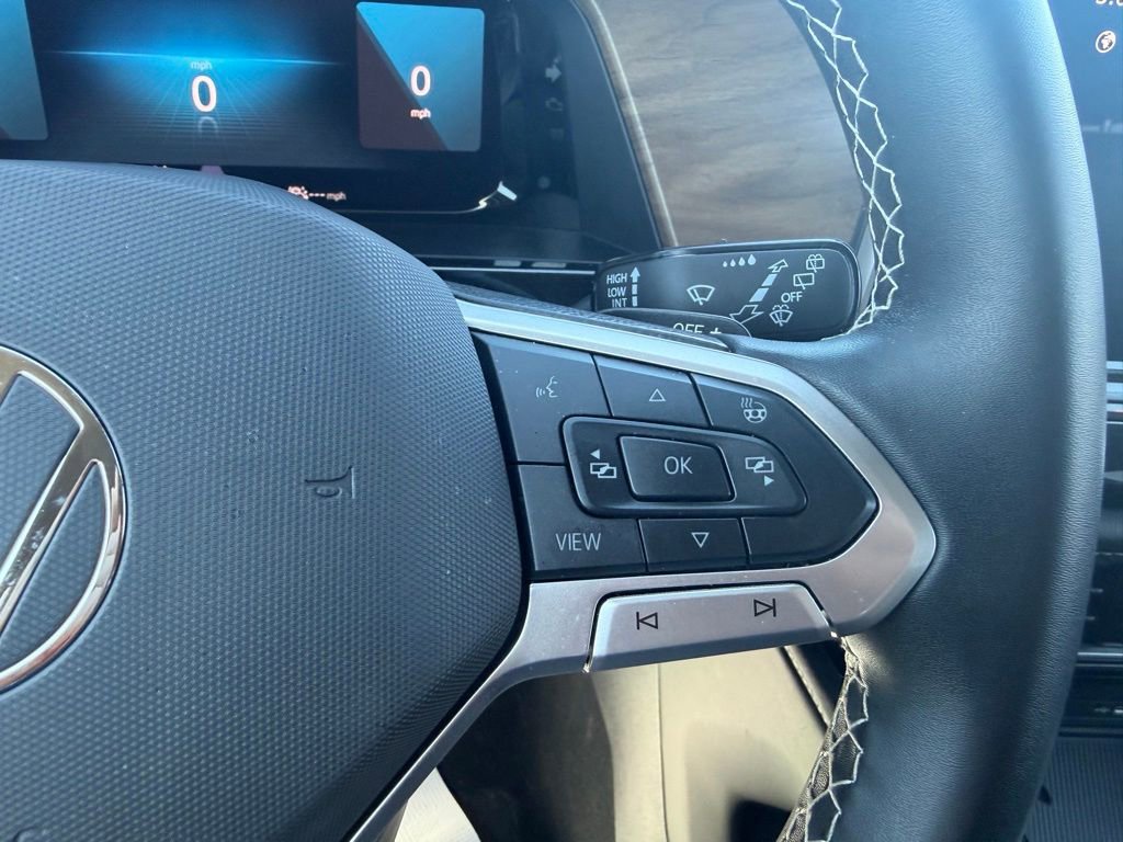 Used 2025 Volkswagen Atlas SE image 27