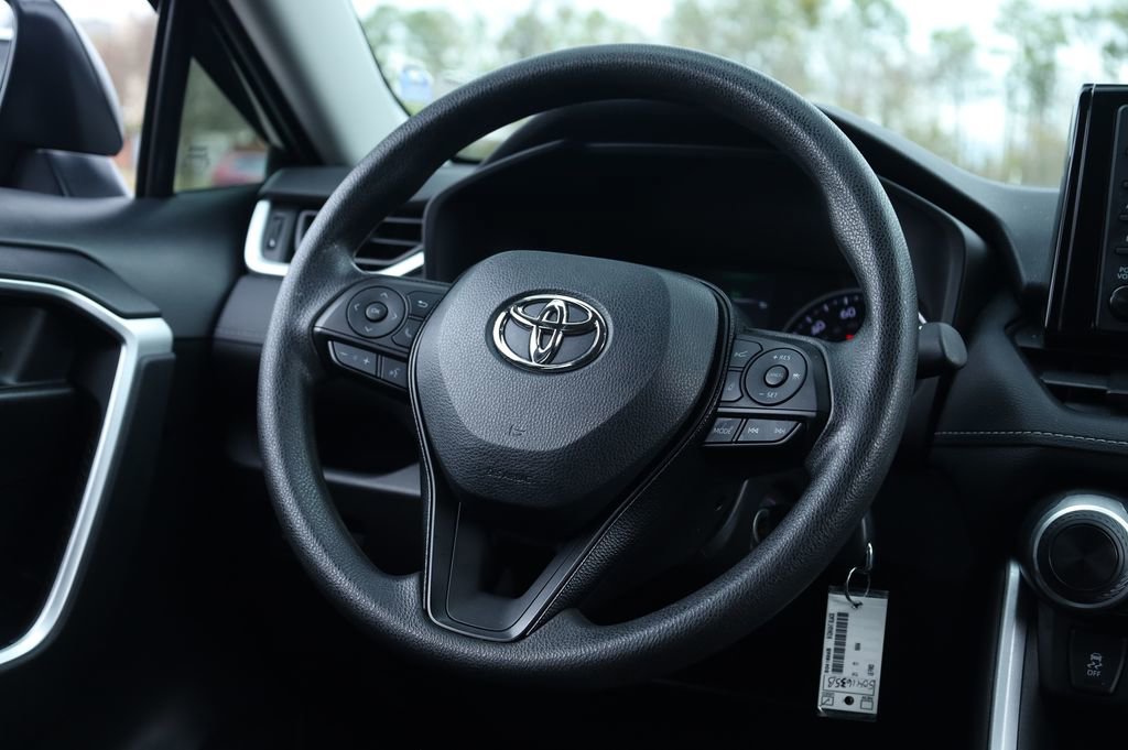 Used 2021 Toyota RAV4 LE image 5