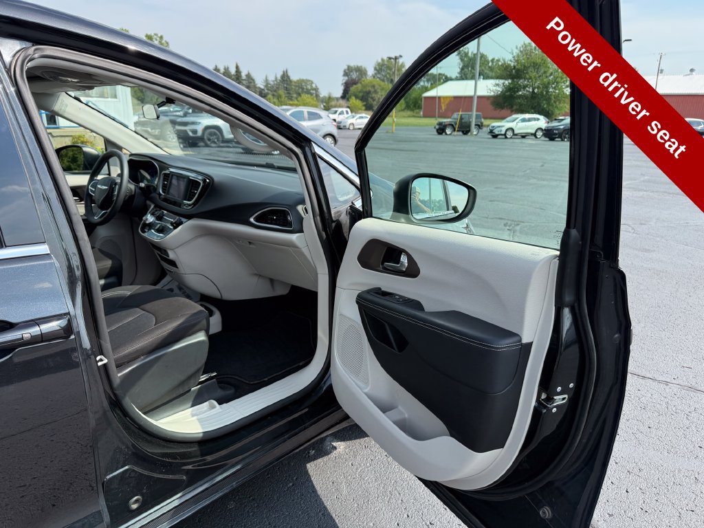 Used 2022 Chrysler Voyager LX FWD image 39