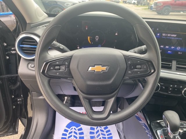 Used 2025 Chevrolet Trax LT FWD image 13