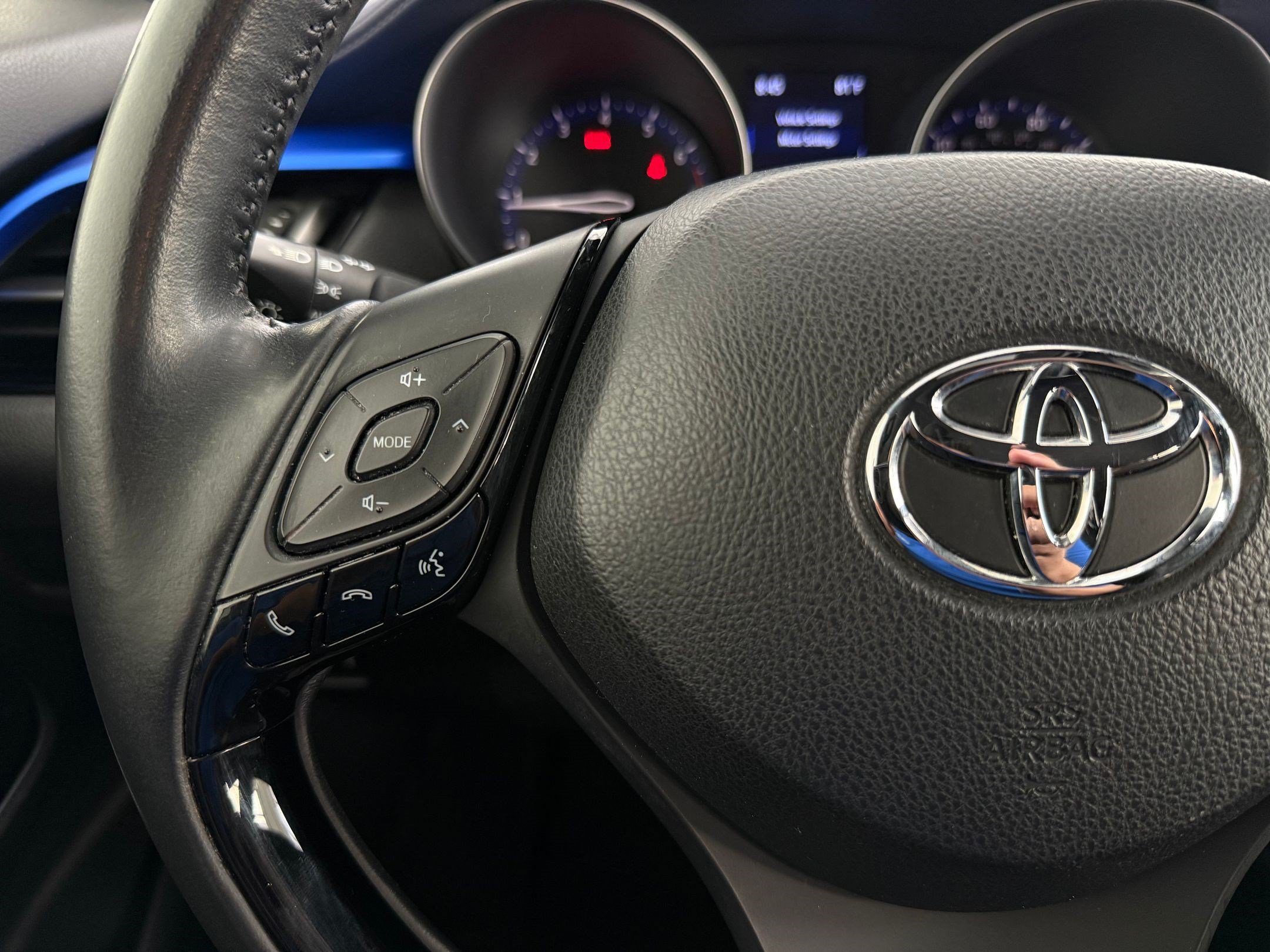 Used 2020 Toyota C-HR XLE FWD image 13
