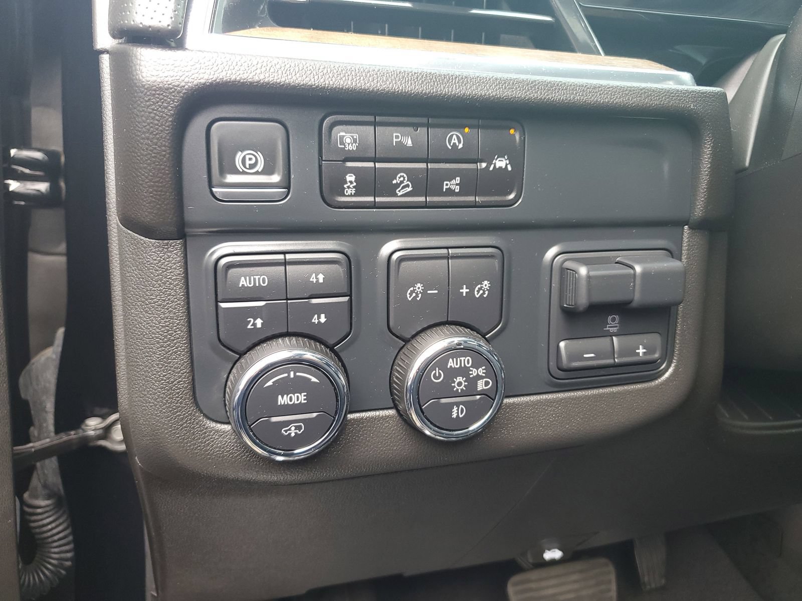 Used 2025 Chevrolet Tahoe High Country AWD/4WD image 24
